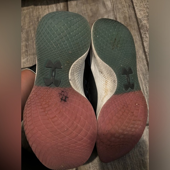 Under Armour sneakers size 7.5 - Picture 4 of 4